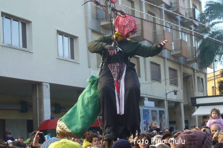 La Befana scende dall'alto.