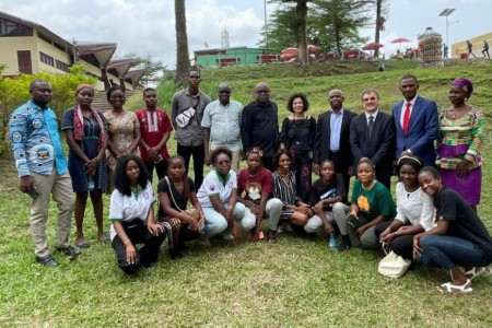 Dal "Croce" di Oristano a una Università in Camerun. I primi mesi di Antonia Zanda a Douala. In arrivo un container di libri in italiano raccolti dai colleghi dell'Istituto magistrale